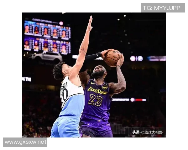 詹姆斯击地妙传 戴维斯轻松抛投命中