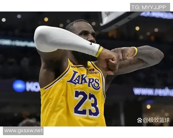 詹姆斯开启得分模式 碾压式上篮得手