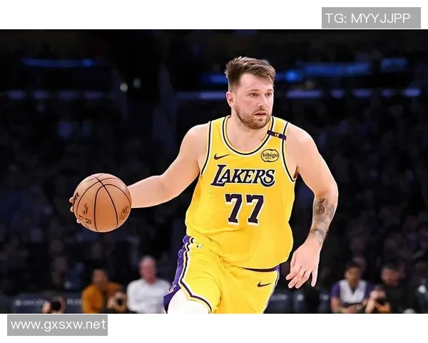 东契奇吸引火力送妙传 范德比尔特吃饼暴扣