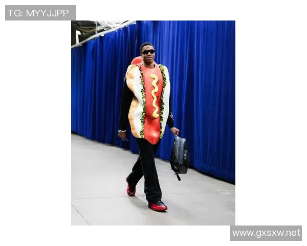 今天雷霆新秀们穿起了万圣节套装，杰伦威廉姆斯还给索伯在更衣室里放BGM