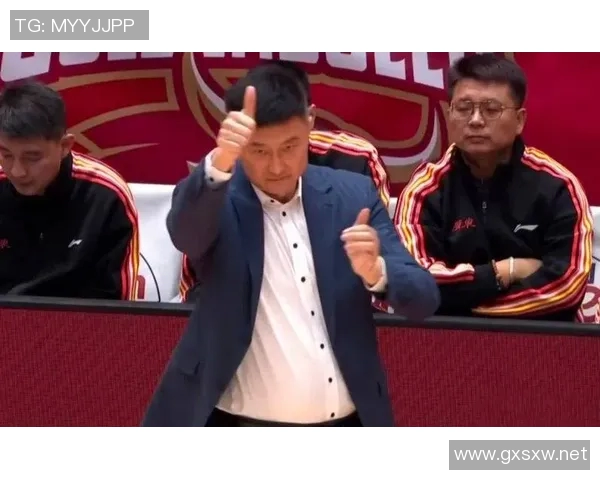 杜锋为受伤队员王洪泽向裁判据理力争