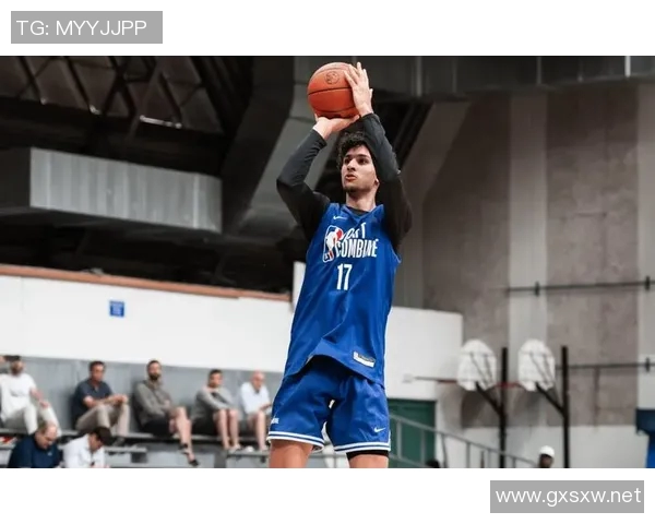 里萨谢:特雷·杨赛后与全队进行了交流,那是一次深刻的谈话 里萨谢:特雷·杨赛后与全队进行了交流,那是一次深刻的谈话